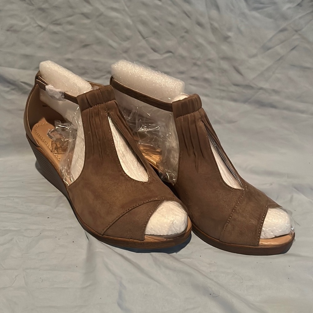 Journee Collection Women's Kedzie Wedge Sandals Women’s